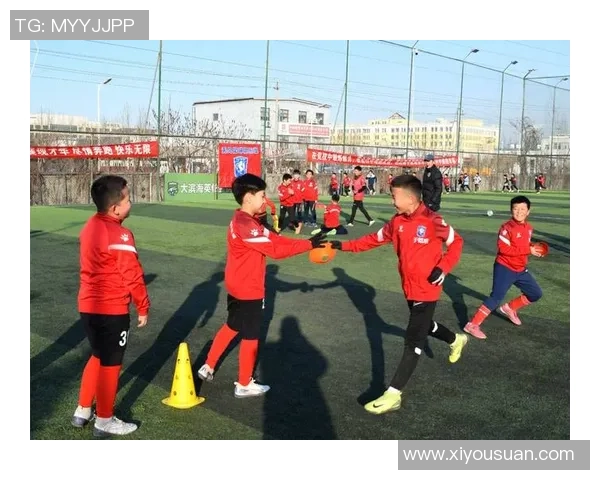 学生模仿足球球星踢技大赛 展现青少年足球梦想与热情