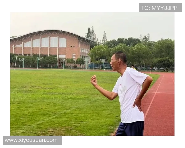 张开双臂迎接挑战 足球巨星展现无畏姿态与坚韧精神 张开双臂迎接挑战 足球巨星展现无畏姿态与坚韧精神